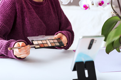 Makeup brush and eyeshadow palette in beauty blogg