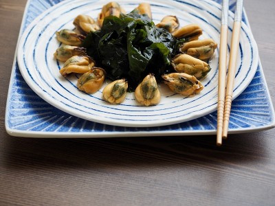 亚洲食物贻贝、海藻和酱油
