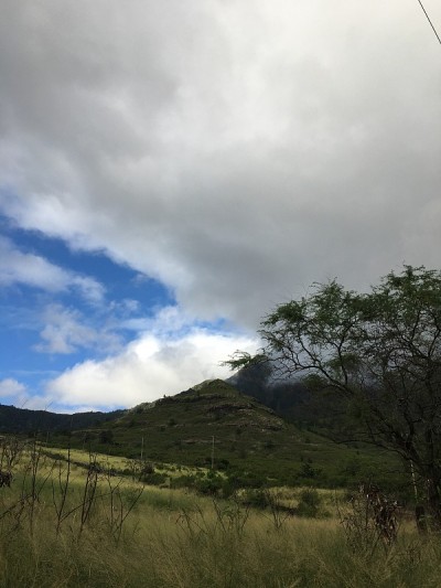 夏威夷瓦胡岛的怀亚纳山谷，有金字塔和彩虹。