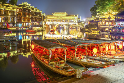 中国湖南凤凰古城苗族民居夜景