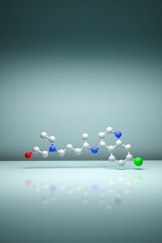 具有复制空间的羟基氯喹分子模型。碳(白色)，氮(蓝色)，氯(绿色)，氧(红色)。用于预防和治疗疟疾，