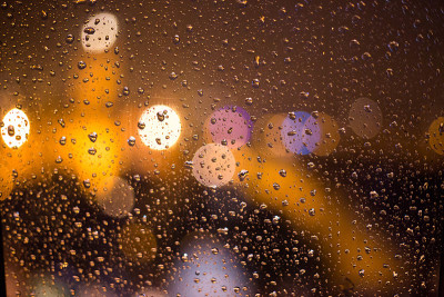 晚上玻璃上的雨滴