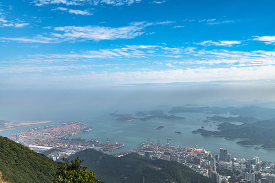 在一个阳光明媚的日子，从梧桐山顶俯瞰深圳的城市全景