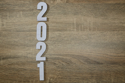木制白色数字2021木制书桌背景。将2020年改为2021年
