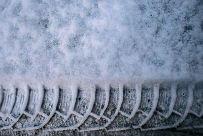 雪地机器上的脚印
