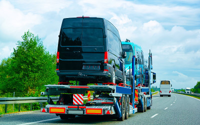 斯洛文尼亚公路上载有小型货车的卡车