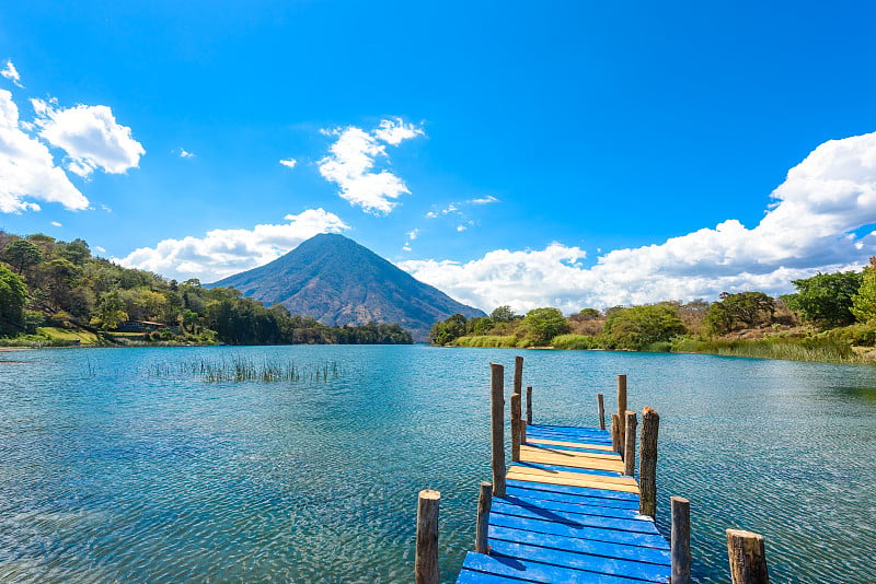 美丽的阿提特兰湖海湾与火山圣佩德罗在危地马拉高地，中美洲