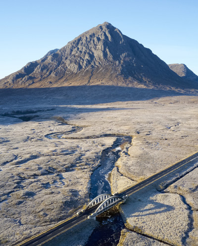 Buachaille Etive Mor在冬季霜冻贫瘠空旷的沼地景观和苏格兰公路桥流行的苏格兰旅游英