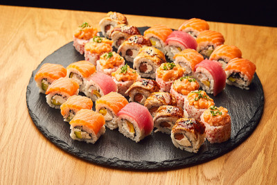 各种寿司卷的黑色石头上。日本食品
