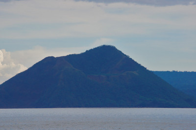火山湖上的渔民