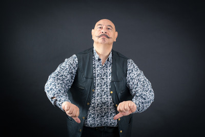 英俊的男人在不同的衣服做不同的表情