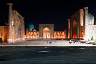 在撒马尔罕，Registan Madrasah在夜晚被照亮