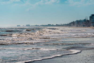 风暴海景。海滨和海浪景观