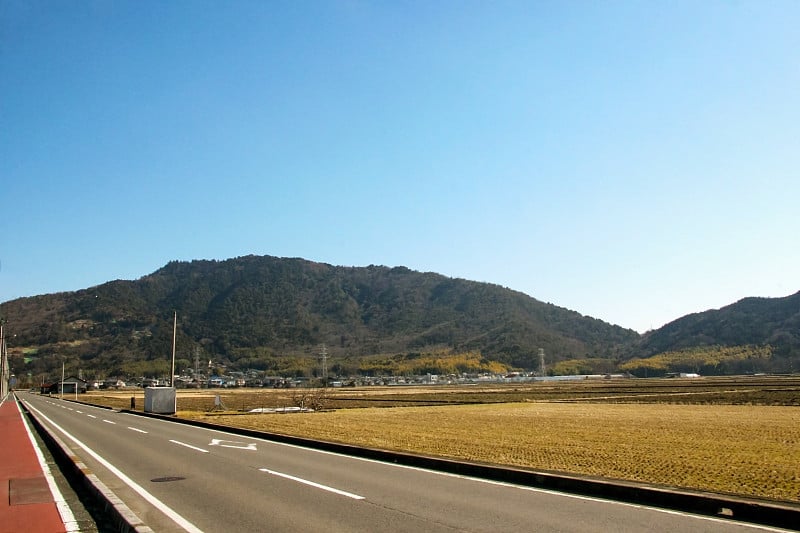 志贺县尾八幡市金笠山山脚下的乡村