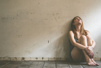 悲伤的女人独自坐着感觉不好。