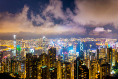 在夜晚模糊香港的城市景观作为背景