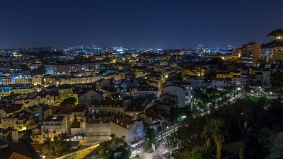 葡萄牙，秋天的夜晚，里斯本市中心的航拍全景图