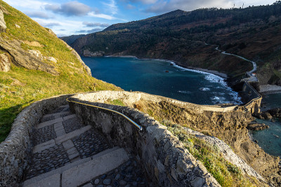 西班牙巴斯克地区Bermeo，日落时分，从圣胡安de Gaztelugatxe沿着戏剧性的小路下行的