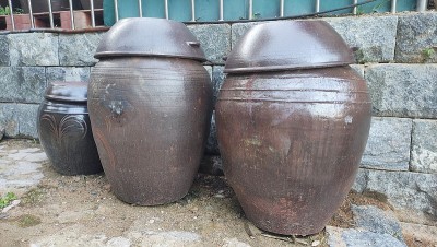 用泥土制成的Onggi“坛子”，用来长期储存韩国食物