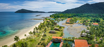 废弃的船木屋，幽灵船在大Lagoona, Koh Chang, Trat，泰国