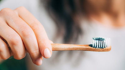在家美白牙齿。