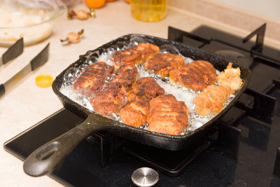 用新鲜鸡肉烹制鸡块