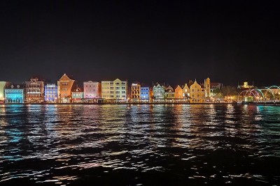 加勒比库拉索岛夜晚的城市景观，色彩斑斓的房子