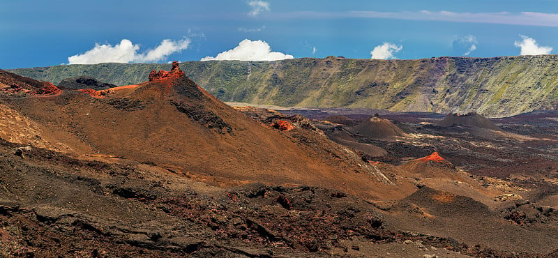 在留尼汪岛的火山Piton de la Fournaise的南坡的火山口竞争对手的锥