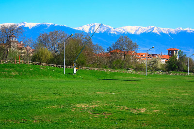 春天的风景，绿草雪山