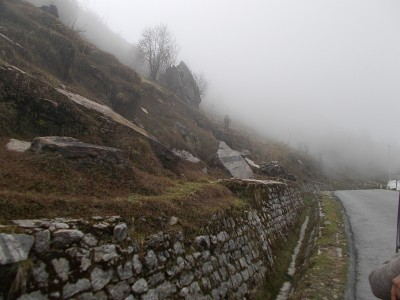 锡金的甘托克山。山和路被雾、雪和云所覆盖。