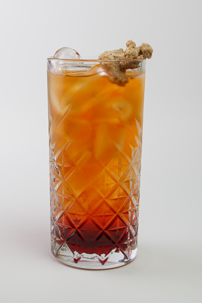 美丽可口的鸡尾酒在一个透明的装饰玻璃