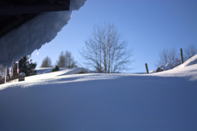 一个美丽的冬天，山上有很多柔软的雪