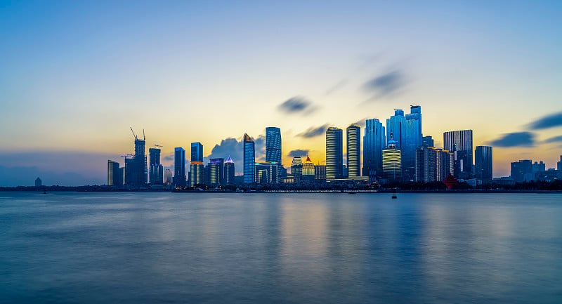 青岛美丽的海岸线和夜间城市建筑景观