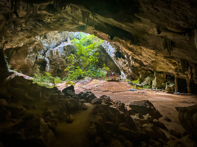 泰国帕拉雅·那空洞，Khua Kharuehat亭庙，位于泰国巴育普·基里汗Khao Sam Roi