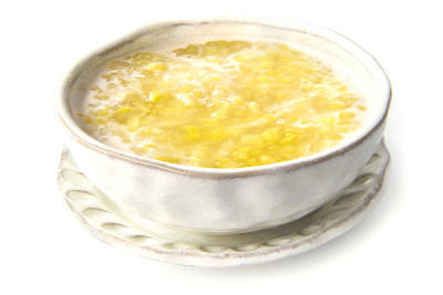 泰国甜点甜金绿豆粥蒸或煮(桃酸)与椰奶和糖泰国美味的甜。泰国菜最受欢迎的侧面孤立的泰国白底