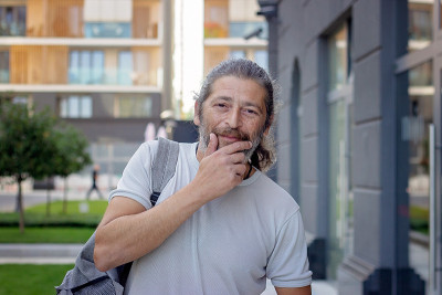 一幅中年男子严肃地看着镜头的肖像