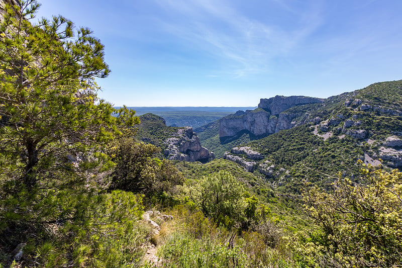 地狱马戏团的景观，靠近中世纪村庄圣guilhem -le- desert (Occitanie，法国