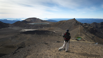 游客欣赏翡翠湖和蓝色湖的景色从红火山口汤加里罗阿尔卑斯Crossing在新西兰