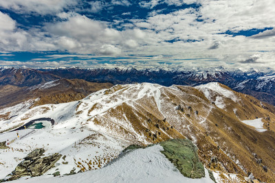 新西兰山全景和滑雪斜坡从皇冠峰滑雪胜地，皇后镇