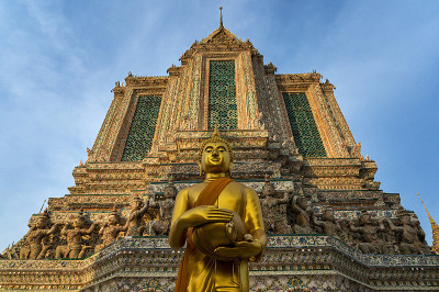 站在曼谷黎明寺的金色佛像