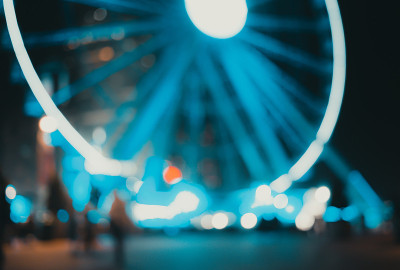 抽象模糊的人走在夜晚的街道上的形象