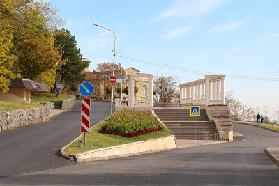 柱廊和喷泉在加加林大道在Pyatigorsk，俄罗斯