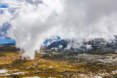 澳大利亚科修斯科山国家公园的雪山上空低垂的蓬松云。