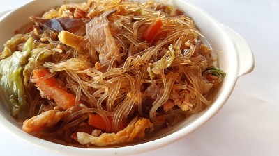 泰国菜，日式炒面与鸡蛋和蔬菜在白色的背景。