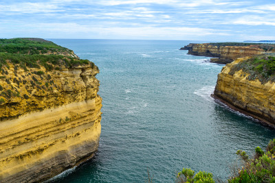 沿着大洋路的海岸，陡峭的石灰岩悬崖落向大海