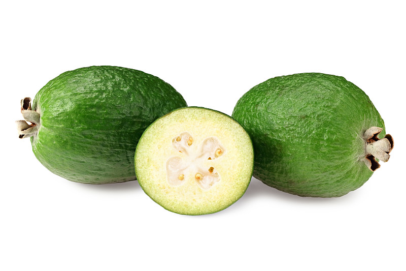 热带水果feijoa与片孤立在白色背景。Acca sellowiana