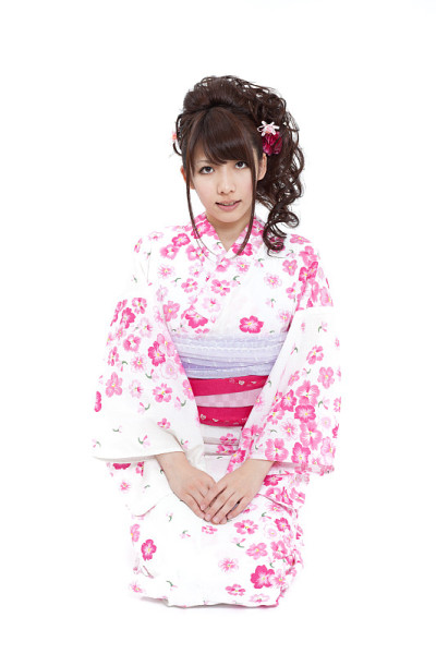 穿着白色背景的浴衣的日本妇女