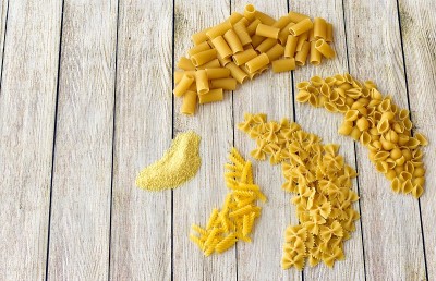 意大利面和配料，照片概念，桌面视图，复制空间