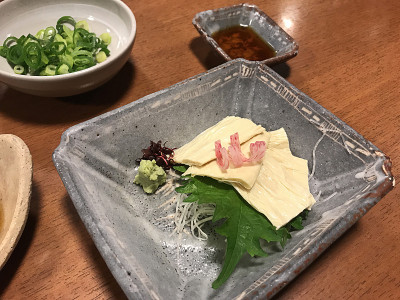 新鲜的豆腐皮配上酱油和葱花。