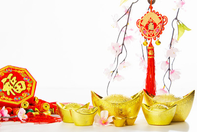2019年中国新年背景:传统金元和鞭炮与梅树上空